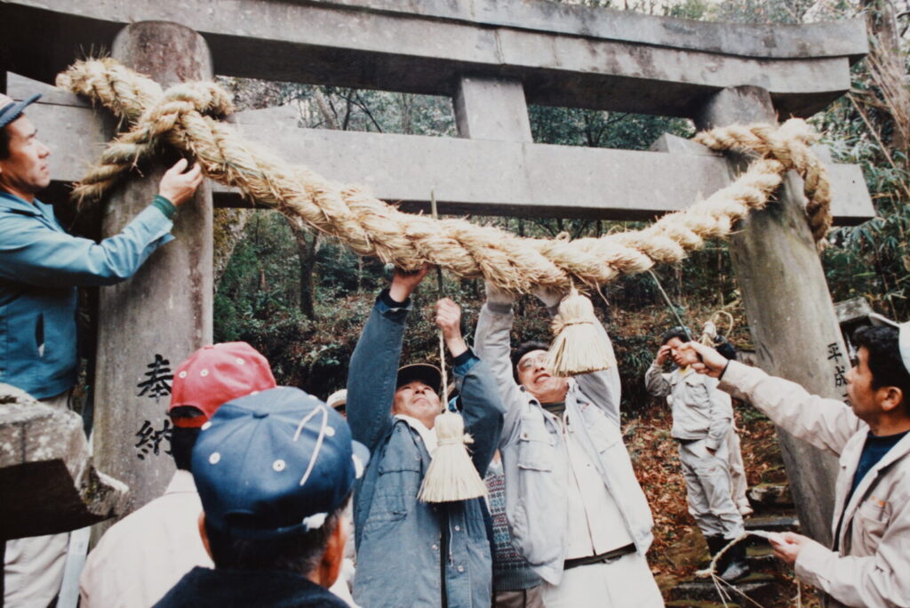 氏神様のしめ縄張り