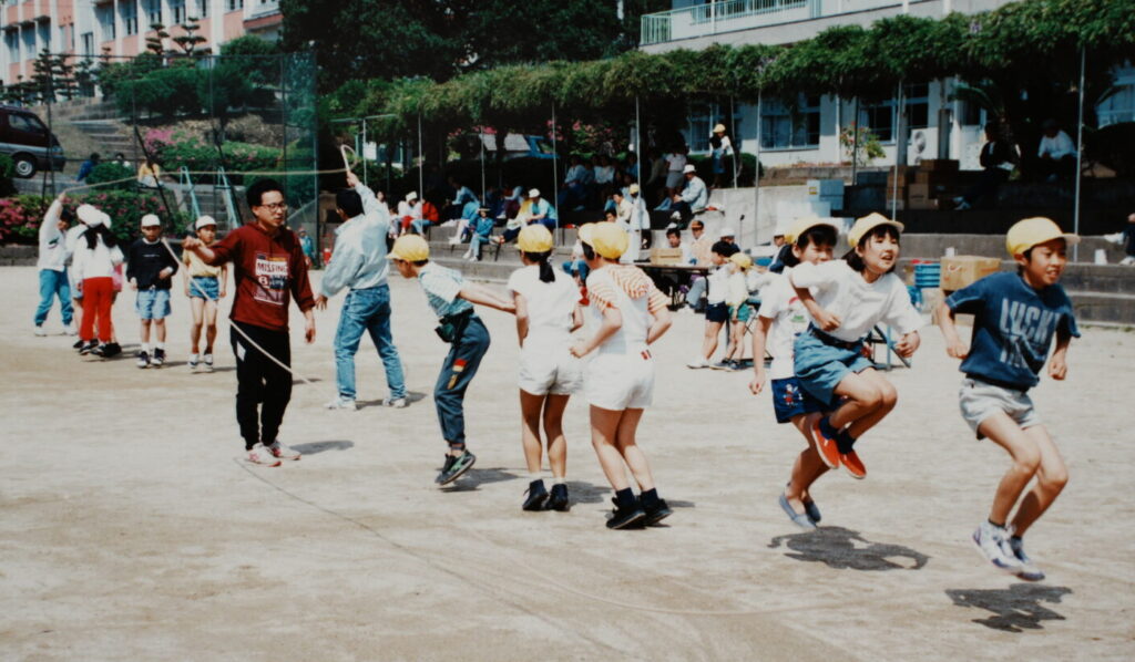 ミニ運動会で児童がなわとびをする様子｜直川村誌より抜粋 by 直川ナビ