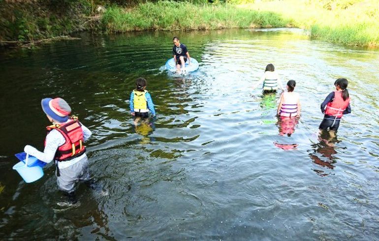 川で泳ぐ子供たち
