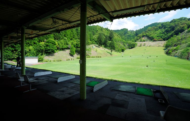 直川カントリー倶楽部の練習場内の画像